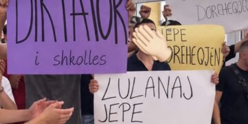 Protestë e nxënësve në “25 Maji” të Tuzit: Kërkohet drejtësi për profesorin Mark Junçaj dhe dorëheqja e drejtorit